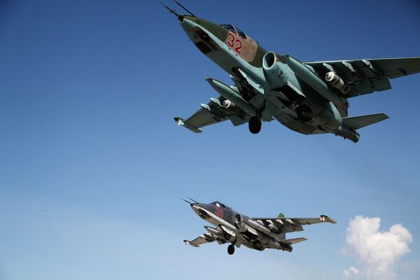 الطائرات الحربية سو-25 تقلع من القاعدة الجوية الروسية حميميم في سوريا. - سبوتنيك عربي
