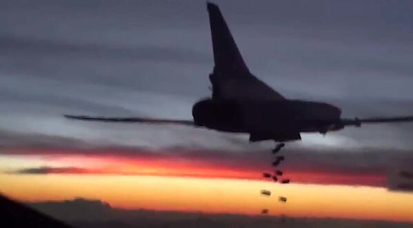 حلملة الصواريخ تو-22 تطلق صواريخ مجنحة على مواقع داعش في سوريا. - سبوتنيك عربي