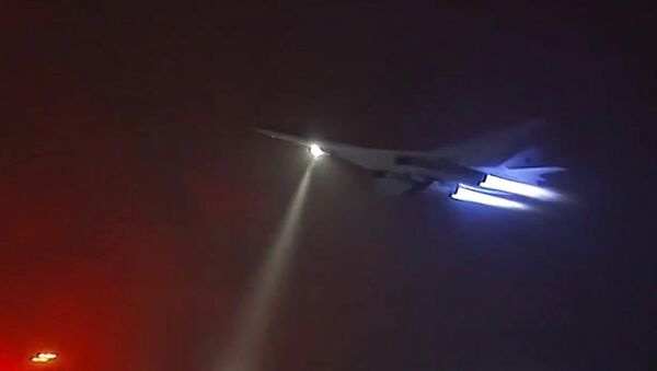 حاملة الصواريخ تو-160 للقوات الجوية-الفضائية الروسية خلال تنفيذ مهمتها الجوية ضد مواقع تنظيم داعش في سوريا. - سبوتنيك عربي