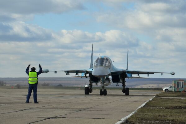 أول دفعة من مقاتلات سو-34 العائدة من سوريا إلى روسيا. - سبوتنيك عربي