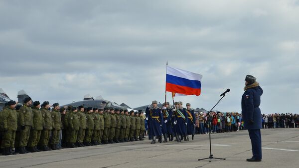 استقبال طياري المقاتلات الروسية سو-34 من القوات الجوية-الفضائية الروسية بالمطار العسكري الجوي في إقليم فورونيج بروسيا. - سبوتنيك عربي
