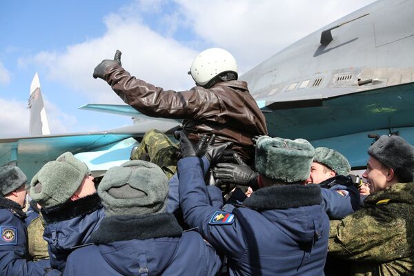 استقبال طياري المقاتلات الروسية سو-34 من القوات الجوية-الفضائية الروسية بالمطار العسكري الجوي في إقليم فورونيج بروسيا. - سبوتنيك عربي