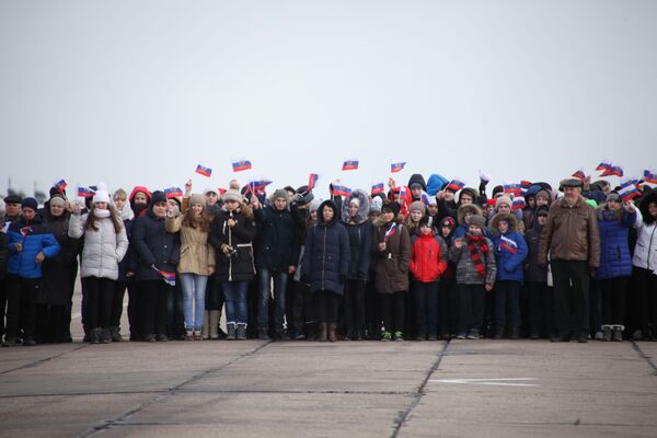استقبال المواطنون لطياري المقاتلات الروسية سو-34 من القوات الجوية-الفضائية الروسية بالمطار العسكري الجوي في إقليم فورونيج بروسيا. - سبوتنيك عربي