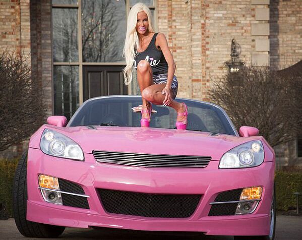 سيارتها باللون الوردي حيث تليق بـ باربي - سبوتنيك عربي