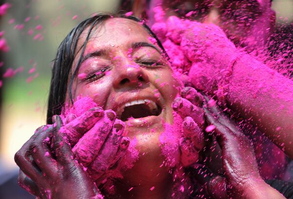 عيد هولي، مهرجان الألوان في حيدر آباد، والذي يبشر بقرب الربيع وانتهاء فصل الشتاء بالهند، 24 مارس/ آذار 2016. - سبوتنيك عربي
