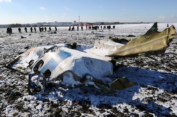 موقع تحطم الطائرة الإماراتية فلاي دبيBoeing-737-800 في روستوف نادونو، روسيا. - سبوتنيك عربي