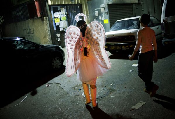 فتاة صغيرة في زي ملاك في عيد  بوريم اليهودي في نتانيا، 23 مارس/ آذار 2016. - سبوتنيك عربي