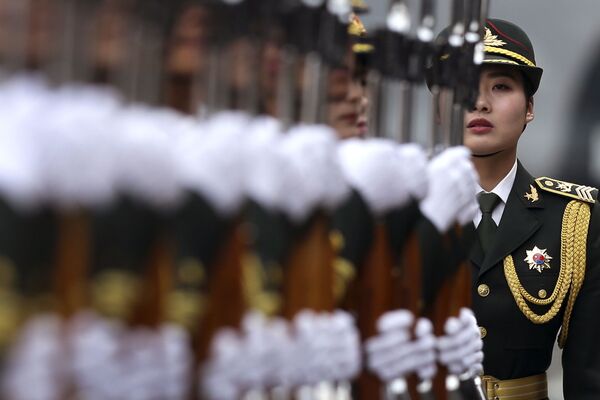 جندية في قوات الجيش الشعبي الصيني خلال مراسم استقبال رئيس ألمانيا يواخيم غاوك في بكين، الصين، 21 مارس/ آذار 2016. - سبوتنيك عربي