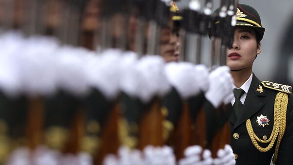 جندية في قوات الجيش الشعبي الصيني خلال مراسم استقبال رئيس ألمانيا يواخيم غاوك في بكين، الصين، 21 مارس/ آذار 2016. - سبوتنيك عربي
