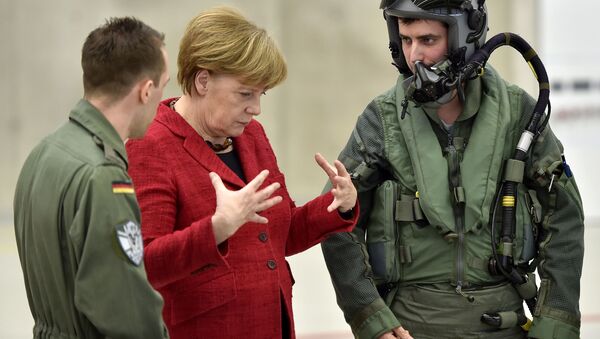 مستشارة ألمانيا انجلا ميركل تلتقي بطياري القوات الجوية الألمانية في القاعدة الجوية في نيرفنيخ، ألمانيا، 21 مارس/ آذاتر 2016. - سبوتنيك عربي