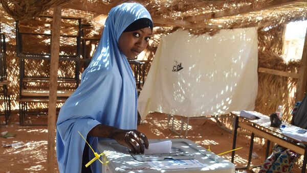 فتاة نيجيريا في أحد مراكز الاقتراع للانتخابات في نيامي، نيجيريا، 20 مارس/ آذار 2016. - سبوتنيك عربي