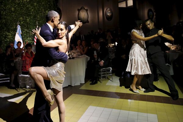 لم يستطع الرئيس الأمريكي باراك أوباما مقاومة راقصة تانجو أرجنتينية، سحبته لحلبة الرقص في أثناء مأدبة عشاء رسمية، أقامها الرئيس الأرجنتيني ماوريسيو ماكري للرئيس الأمريكي وزوجته ميشيل أوباما، خلال زيارته للعاصمة بوينس آيرس. - سبوتنيك عربي