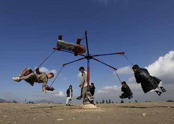 الصبيان الأفغانيون يمروحون بالملاهي بمناسبة عيد النوروز بكابول، أفغانستان، 20 مارس/ آذار 2016. - سبوتنيك عربي
