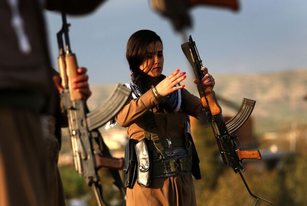 فتاة كردية من البشمرقة التابعة للحزب الديموقراطي الكردستاني (الإيراني) تشارك في التحضيرات للإحتفال بعيد النوروز (عيد رأس السنة الفارسية)، إربيل شمال العراق، 19 مارس/ آذار 2016. - سبوتنيك عربي