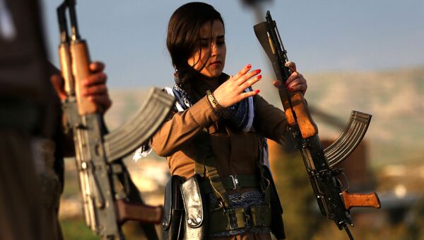 فتاة كردية من البشمرقة التابعة للحزب الديموقراطي الكردستاني (الإيراني) تشارك في التحضيرات للإحتفال بعيد النوروز (عيد رأس السنة الفارسية)، إربيل شمال العراق، 19 مارس/ آذار 2016. - سبوتنيك عربي
