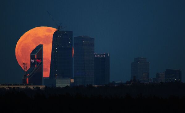 ليلة القمر الكامل (البدر) فوق العاصمة الروسية موسكو، موسكو-سيتي. - سبوتنيك عربي