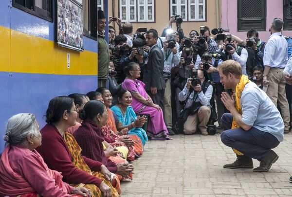 الأمير البريطاني هاري يلتقي بمجموعة من النساء المحليات في المعبد الذهبي في باتان دوربار بنيبال، 20 مارس/ آذار 2016. - سبوتنيك عربي