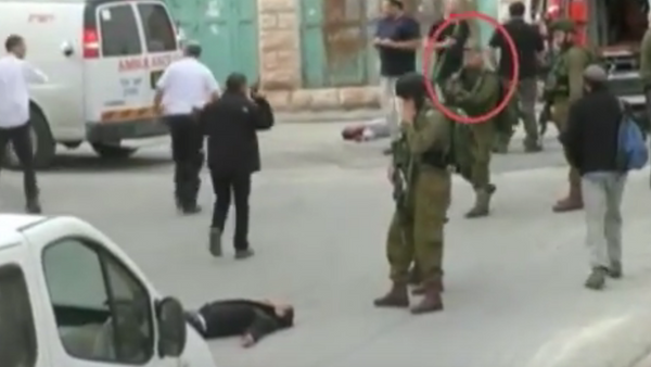 جندي إسرائيلي يطلق النار على مصاب فلسطيني - سبوتنيك عربي