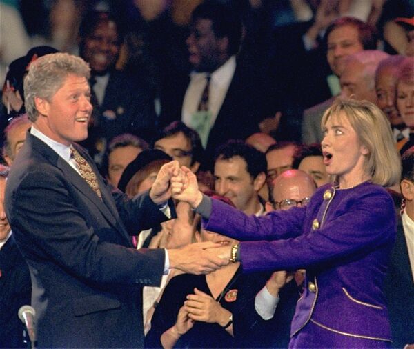 الرئيس الأمريكي السابق بيل كلينتون وزوجته هيلاري كلينتون يرقصان سوياً خلال الحملة الانتخابية الرئاسية، نيوجيرسي، 1 نوفمبر/ تشرين الثاني 1992. - سبوتنيك عربي