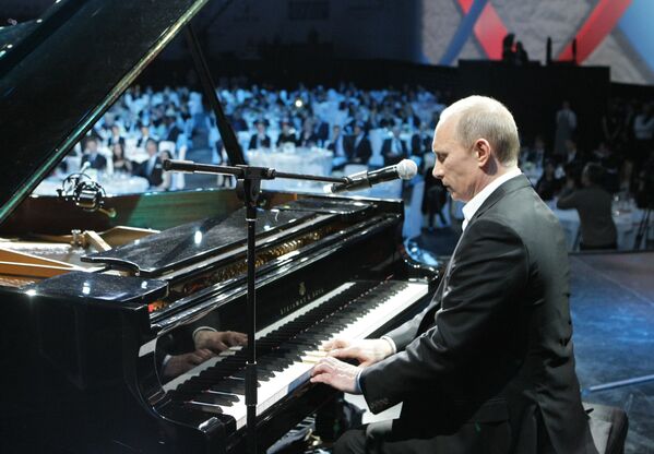 الرئيس الروسي فلاديمير بوتين خلال مهرجان في مدينة سانت بطرسبرغ - سبوتنيك عربي