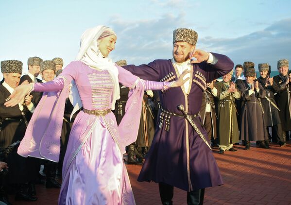 رئيس جمهورية الشيشان رمضان قاديروف يشارك في الرقصة التقليدية الشيشانية، الشيشان. - سبوتنيك عربي