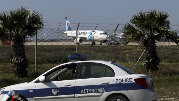 Police stand guard at Larnaca Airport near a hijacked Egyptair Airbus A320 , March 29, 2016 - سبوتنيك عربي