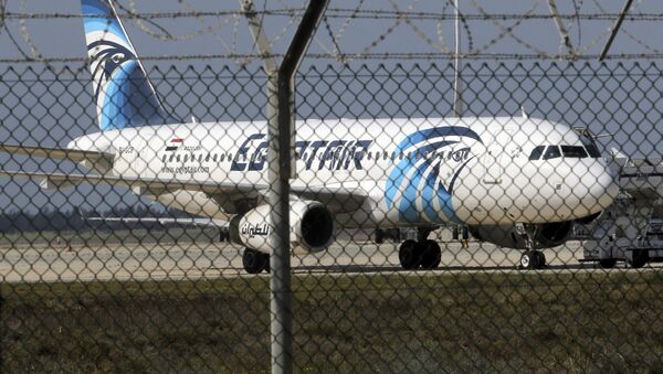 A hijacked Egyptair Airbus A320 airbus stands on the runway at Larnaca Airport in Larnaca, Cyprus , March 29, 2016 - سبوتنيك عربي