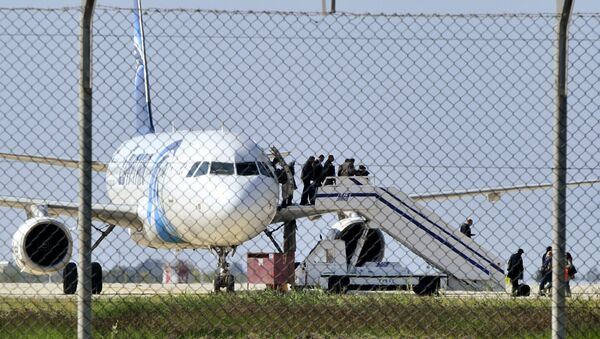 Passengers evacuate a hijacked EgyptAir Airbus 320 plane at Larnaca airport, Cyprus, March 29, 2016 - سبوتنيك عربي