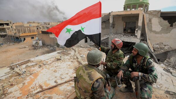 أفراد الجيش العربي السوري يضعون علم سوريا ويفرحون لتحرير تدمر. - سبوتنيك عربي