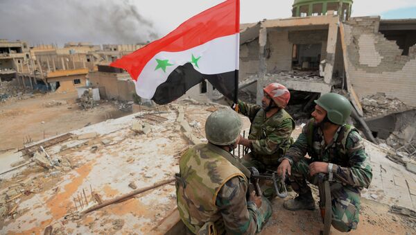 أفراد الجيش العربي السوري يضعون علم سوريا ويفرحون لتحرير تدمر. - سبوتنيك عربي