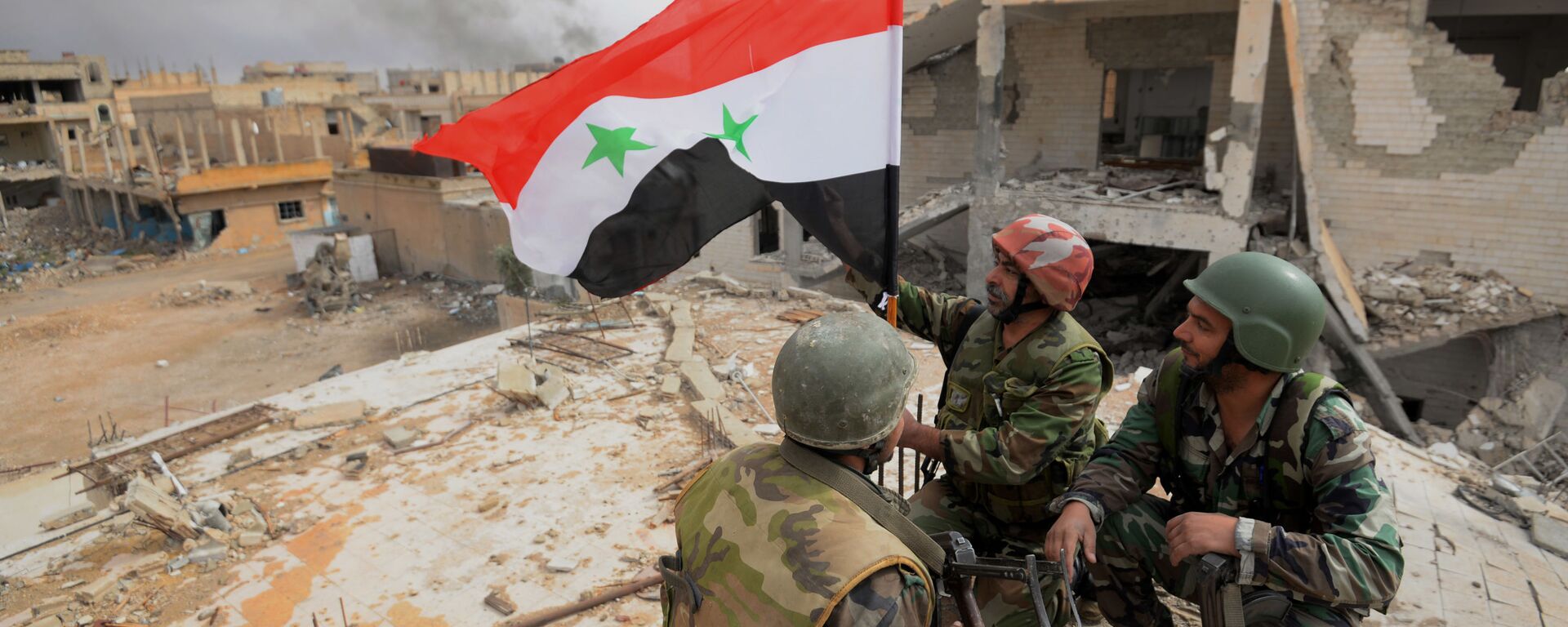 أفراد الجيش العربي السوري يضعون علم سوريا ويفرحون لتحرير تدمر. - سبوتنيك عربي, 1920, 28.12.2022