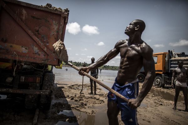 جمع الرمال على ضفاف نهر كونغو بمقاطعة كومبي في برازافيل، جمهورية الكونغو 28 مارس/ آذار 2016. - سبوتنيك عربي