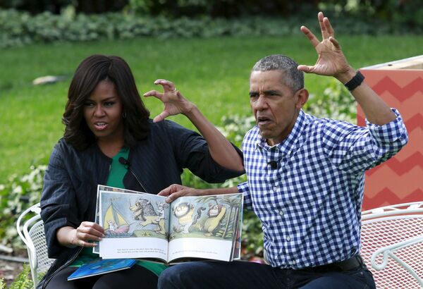 الرئس الأمريكي باراك أوباما وزوجته ميشيل أوباما يقرأون من صفحات كتاب هناك، حيث يعيش الوحش! للأطفال، وذلك خلال فعالية عيد الفصح بواشنطن، الولايات المتحدة 28 مارس/ آذار 2016. - سبوتنيك عربي