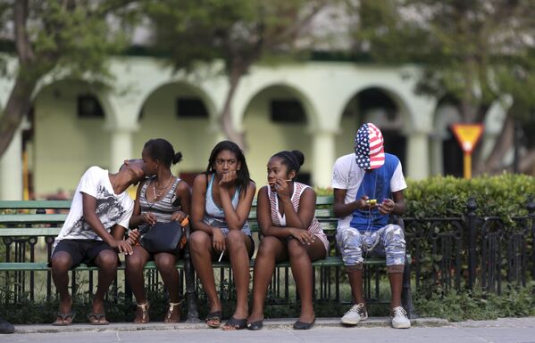 مراهقون كوبيون في ساحة بهافانا، كوبا 24 مارس/ آذار 2016. - سبوتنيك عربي