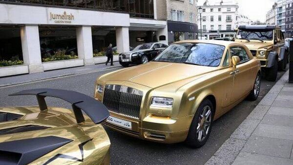 بريطاني يسخر من أسطول السيارات الذهبية - سبوتنيك عربي