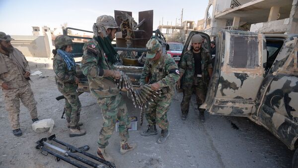 قوات الجيش العربي السوري وقوات الدفاع الوطني في مدينة القريتين، وذلك بعد تحريرها من تنظيم داعش. - سبوتنيك عربي
