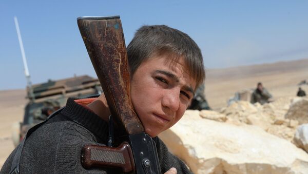 فرد من قوات الجيش العربي السوري خلال تحرير مدينة القريتين. - سبوتنيك عربي