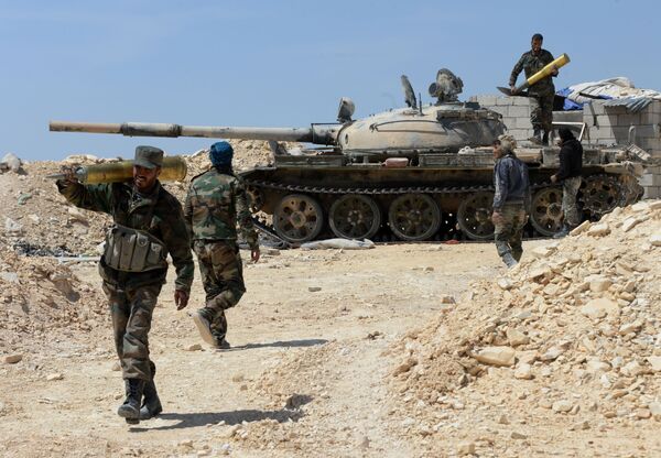 قوات الجيش العربي السوري وبمساندة قوات الدفاع الوطني يتقدمون لتحرير مدينة القريتين - سبوتنيك عربي