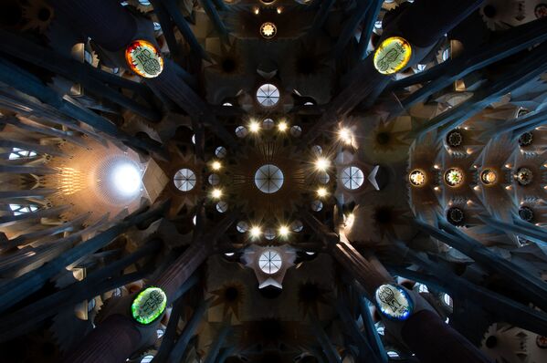 السقف المزخرف لكنيسة ساغرادا فاميليا (أو كنيسة العائلة المقدسة) في برشلونة. - سبوتنيك عربي