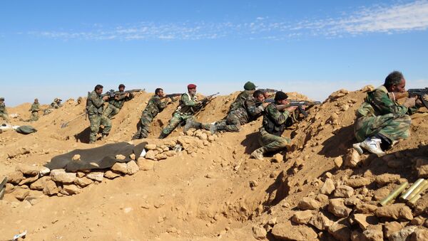 Syrian Army soldiers take positions on the outskirts of Syria's Raqa region on February 19, 2016 - سبوتنيك عربي