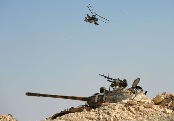 قوات الجيش العربي السوري يستخدمون المروحية الروسية كا-52 أليغاتور والدبابة ت-55 خلال العمليات العسكرية لتحرير مدينة القريتين من تنظيم داعش. - سبوتنيك عربي