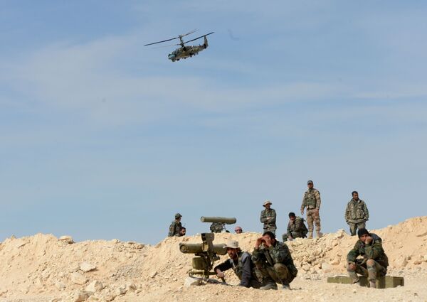 قوات الجيش العربي السوري يستخدمون المروحية الروسية كا-52 أليغاتور خلال العمليات العسكرية لتحرير مدينة القريتين من تنظيم داعش. - سبوتنيك عربي