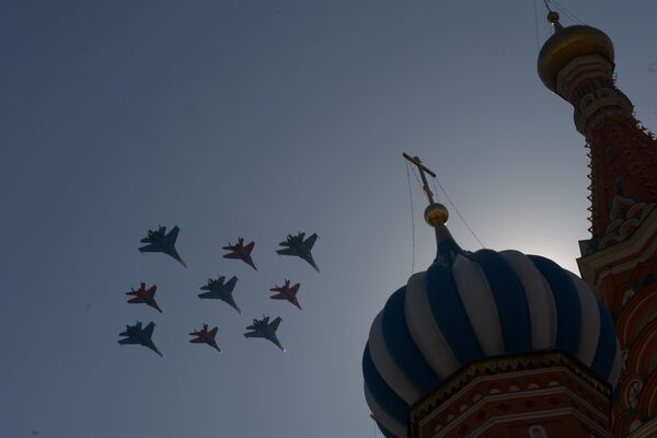 سرب سو-27 وميغ-29 أثناء التحليق فوق الساحة الحمراء في موسكو، بمناسبة ذكرى عيد النصر في الحرب الوطنية العظمى. - سبوتنيك عربي