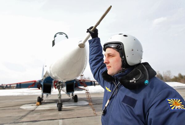 طيار بعد العرض الجوي في القاعدة كوبينكا. - سبوتنيك عربي