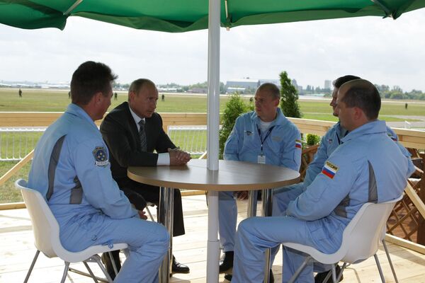 رئيس الوزراء فلاديمير بوتين يجتمع بطياري سرب الفرسان الروس، 18 أغسطس/ آب 2009. - سبوتنيك عربي