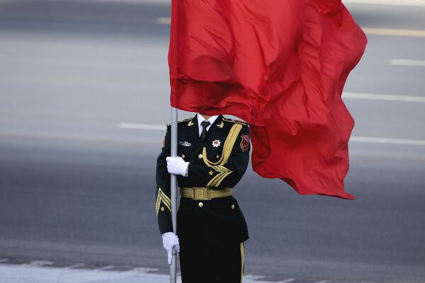 العلم الصيني يلف وجه أحد جندو الحرس الوطني عندما وصل رئيس الوزراء رانيل ويكرميسنغل إلى بكين، 7 أبريل/ نيسان 2016. - سبوتنيك عربي