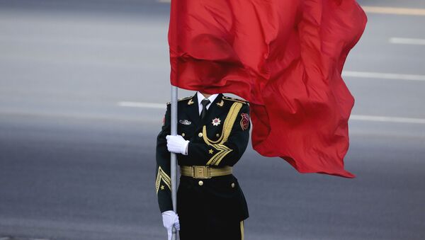 العلم الصيني يلف وجه أحد جندو الحرس الوطني عندما وصل رئيس الوزراء رانيل ويكرميسنغل في بكين، 7 ابريلط/ نيسان 2016. - سبوتنيك عربي