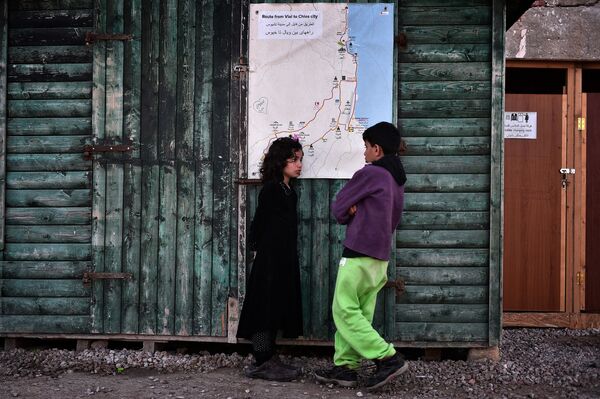 لاجئان، فتاة وفتى، في مخيم خيوس باليونان، 4 أبريل/ نيسان 2016. - سبوتنيك عربي