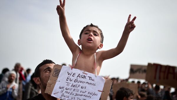 طفل لاجئ من سوريا، يحمل لافتة مكتوب عليها نطلب من حكومات الاتحاد الأوروبي مساعدتنا. وسوف نقتل أنفسنا لو قررت إعادتنا إلى تركيا. لا، لا، لا لتركيا!، مخيم خيوس للتسجيل باليونان، 3 ابريل/ نيسان 2016. - سبوتنيك عربي