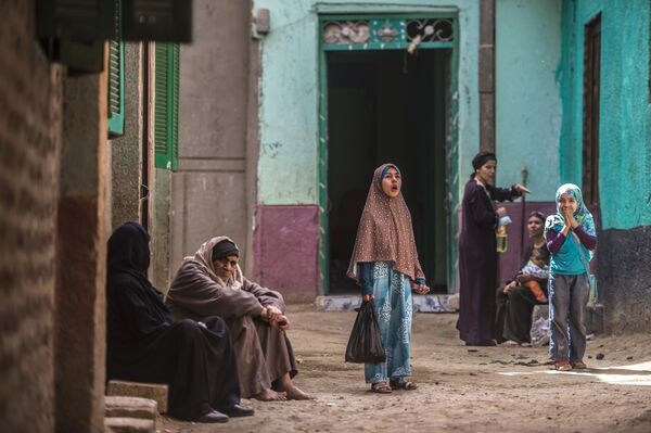 فتاة مصرية تقف في زقاق في قرية الزيندايا، في محافظة بني مزار بالمنيا جنوب القاهرة، 5 أبريل/ نيسان 2016. - سبوتنيك عربي